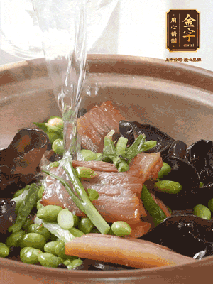 轉(zhuǎn)入砂鍋，加入開水、百葉結(jié)燉煮10分鐘