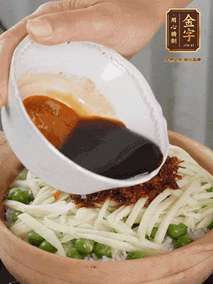 繼續(xù)小火燜3分鐘，淋上XO醬攪拌均勻。
