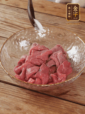 牛肉切丁，加黑胡椒海鹽、橄欖油腌10分鐘