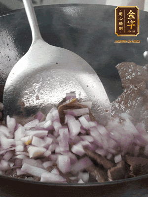 橄欖油熱鍋，牛肉丁炒至焦香狀態(tài)，下洋蔥丁翻炒出香味