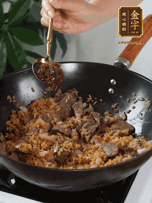 下拌好的米飯炒散，加一大勺XO醬