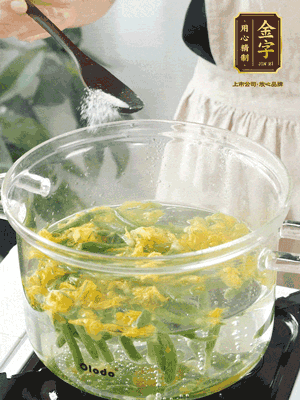 水開后，加鹽、黃瓜花焯水30秒