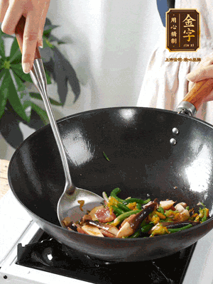 煸香蒜末，下香腸翻炒均勻，再依次下雞縱菌、黃瓜花