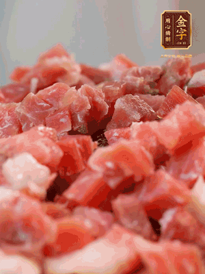 做月餅餡 火腿切成小丁，溫水浸泡5分鐘，上鍋蒸熟15-20分鐘，再將火腿丁、白砂糖、蜂蜜攪拌腌漬2小時(shí)
