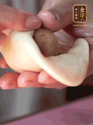 包月餅 面劑兩頭向中間捏緊， 光滑一面向下