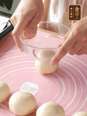 按扁后搟成圓形面皮。餡料放在面皮中心，把餡料包緊，捏緊收口