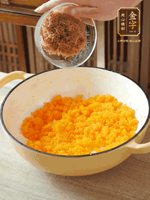 加火腿絲拌均，分成37g一個餡料，冷凍30分鐘