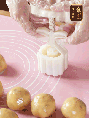 收緊虎口搓圓，裹上一層面粉，放入模具壓一壓