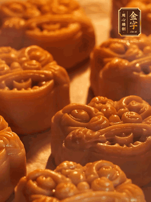 表面噴上水，烤箱預(yù)熱至190℃，170℃烤10分鐘