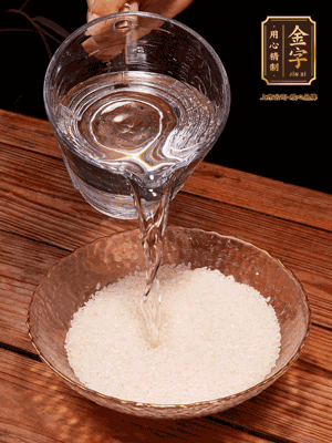 大米提前浸泡30分鐘。干香菇泡發(fā)切成條；蝦米提前浸泡2小時