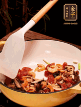 蔥白、干香菇、蝦米、香腸片略微翻炒才出香味，然后倒入料汁（生抽3勺、蠔油2勺、胡椒粉少許）、大米拌勻