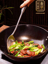 油熱下香腸炒至兩面微焦，下姜蒜、干辣椒、小米椒碎爆香