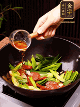 下蒜苗炒軟，沿鍋邊烹入一勺料酒，加醬油、蠔油、白糖調(diào)味炒勻