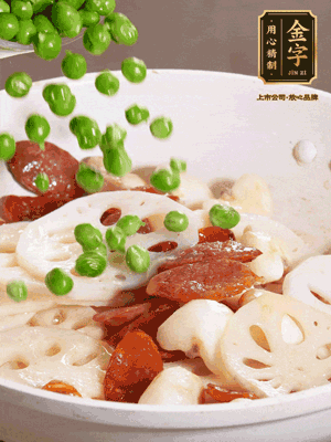 熱油下鍋，爆香香腸