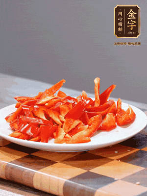 藕帶洗凈，斜切成小段備用、姜切絲、蒜切片、辣椒斜切，再切少許蒜