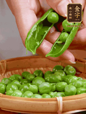 甜豆去殼，剝出甜豆米。百合小心剝成片。