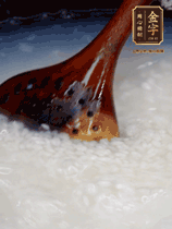 大米淘洗干凈，水開放入大米，煮3分鐘，煮到用手可以掐斷大米，撈出瀝干備用