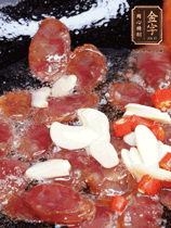 香腸煸香，加大蒜、小米辣增加香味