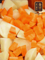 加土豆、胡蘿卜翻炒，隨后加入豆角、1勺鹽、1勺生抽、1勺蠔油、半勺老抽煸炒均勻