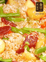 轉(zhuǎn)小火蓋上蓋子燜至水分收干，大概10分鐘