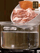 麻鴨切塊，冷水下鍋，加蔥姜、料酒焯水。撈出溫水洗凈