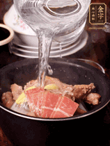 所有食材放入電飯鍋，加2勺料酒，足量的開水，按煲湯鍵煮湯