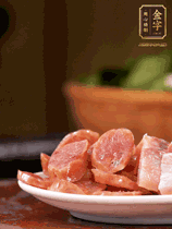 金字咸肉、金字香腸煮熟。咸肉切條、香腸切片備用。