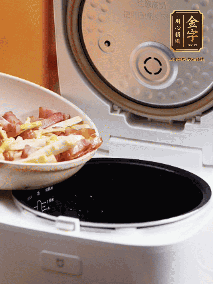 和洗凈的大米一起倒入電飯煲，攪拌均勻。水剛好沒過大米