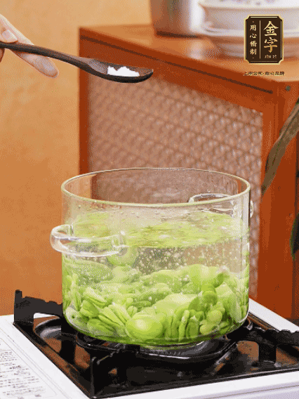 蠶豆剝?nèi)ネ鈿?，加鹽焯水30秒