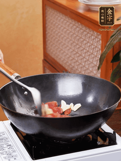 熱油，香腸微微煸出香味，加蒜片、小米辣