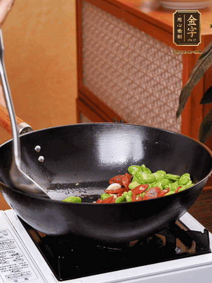 再放入蠶豆翻炒，加一點(diǎn)點(diǎn)醬油調(diào)味