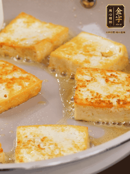 豆腐切片，兩面煎一下備用；春筍切段