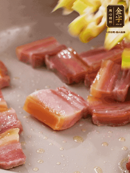 再放春筍翻炒一下，倒入砂鍋中，加適量的熱水，大火燜煮6分鐘