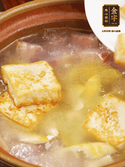 再放豆腐燉煮10分鐘，加豆瓣繼續(xù)煮2分鐘