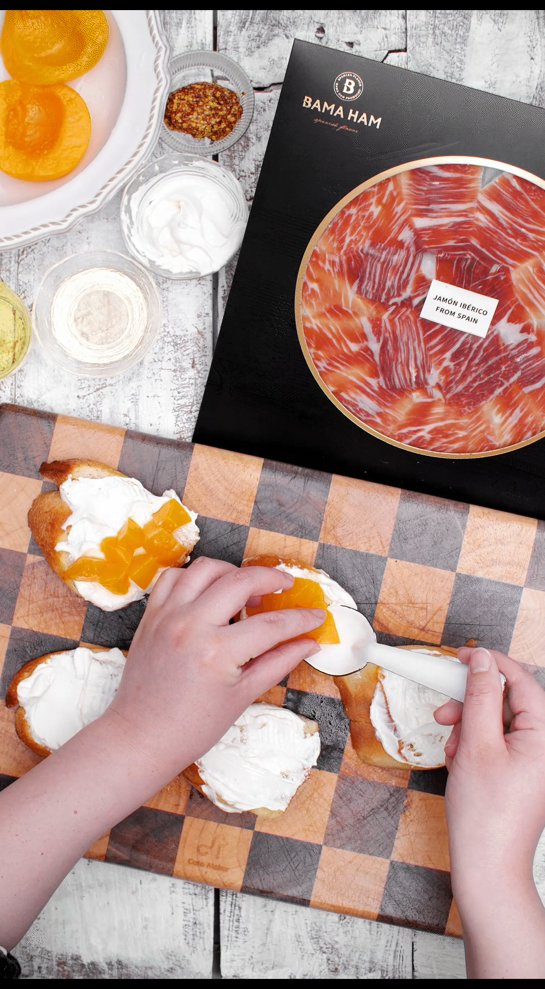 法棍涂抹奶油，放上黃桃和巴瑪火腿