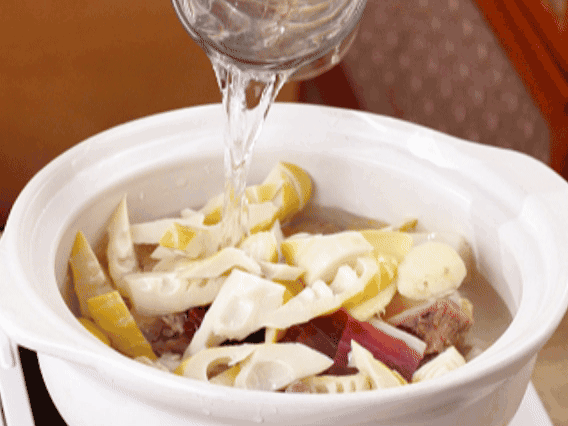 砂鍋中依次放入姜片、雞肉、春筍、火腿，加入足量的水，大火燒開后，轉(zhuǎn)小火燉40分鐘