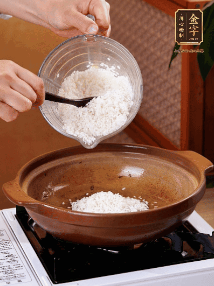 砂鍋中倒入煎羊肚菌的油，涂勻。加入提前浸泡過1小時的生米，再加入和生米齊平的水,,蓋蓋子，大火煮沸后轉(zhuǎn)小火煮至水分微干