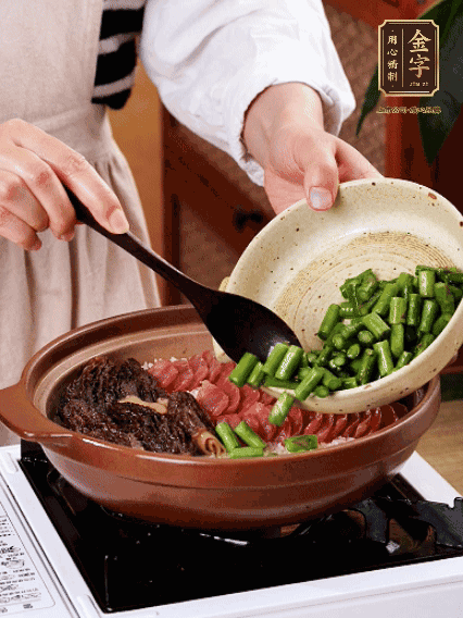 鋪上金字香腸、羊肚菌、蘆筍，蓋蓋子燜7分鐘