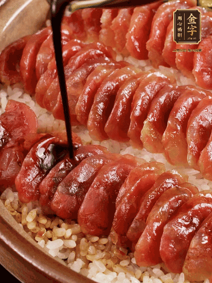 淋上醬汁攪拌均勻
調(diào)一個醬汁：生抽2匙、老抽半匙、蠔油半匙、白砂糖1/3匙、雞精1/3匙、香油5滴、水1匙