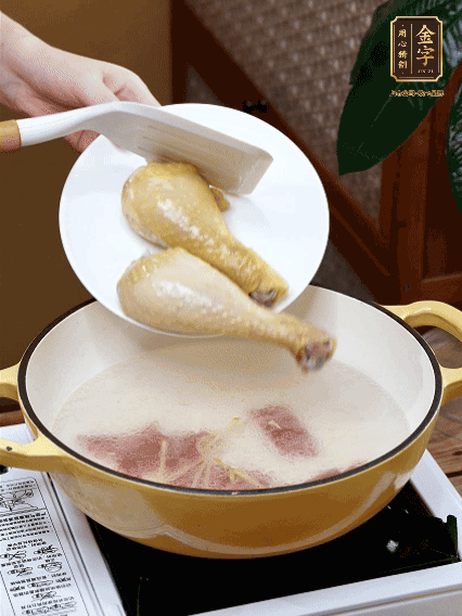 倒清水，放雞腿，大火煮開轉(zhuǎn)中小火煮20分鐘