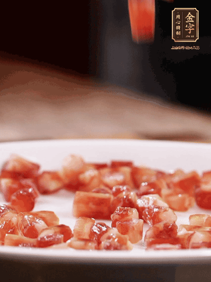 金字迷你小香腸切小段，煎出肉香