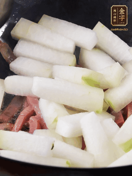 再下冬瓜微微煸炒，加一小碗水，中小火煨5分鐘