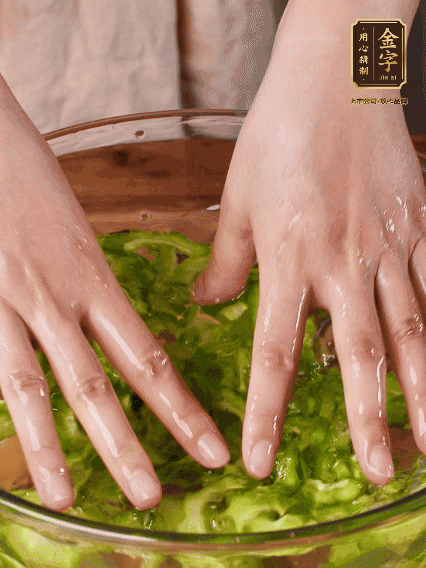 苦瓜去瓤切片，用鹽腌20分鐘，反復(fù)洗凈去苦味