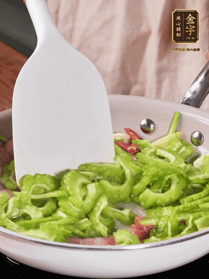 熱油，火腿、蔥姜、干辣椒煸香，再下苦瓜翻炒