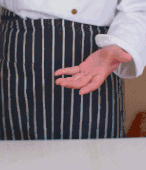 小蔥切碎，淡火腿切碎。