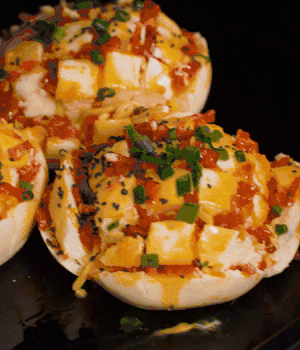 灑適量小蔥和黑芝麻，放入預(yù)熱的烤箱180度15分鐘。