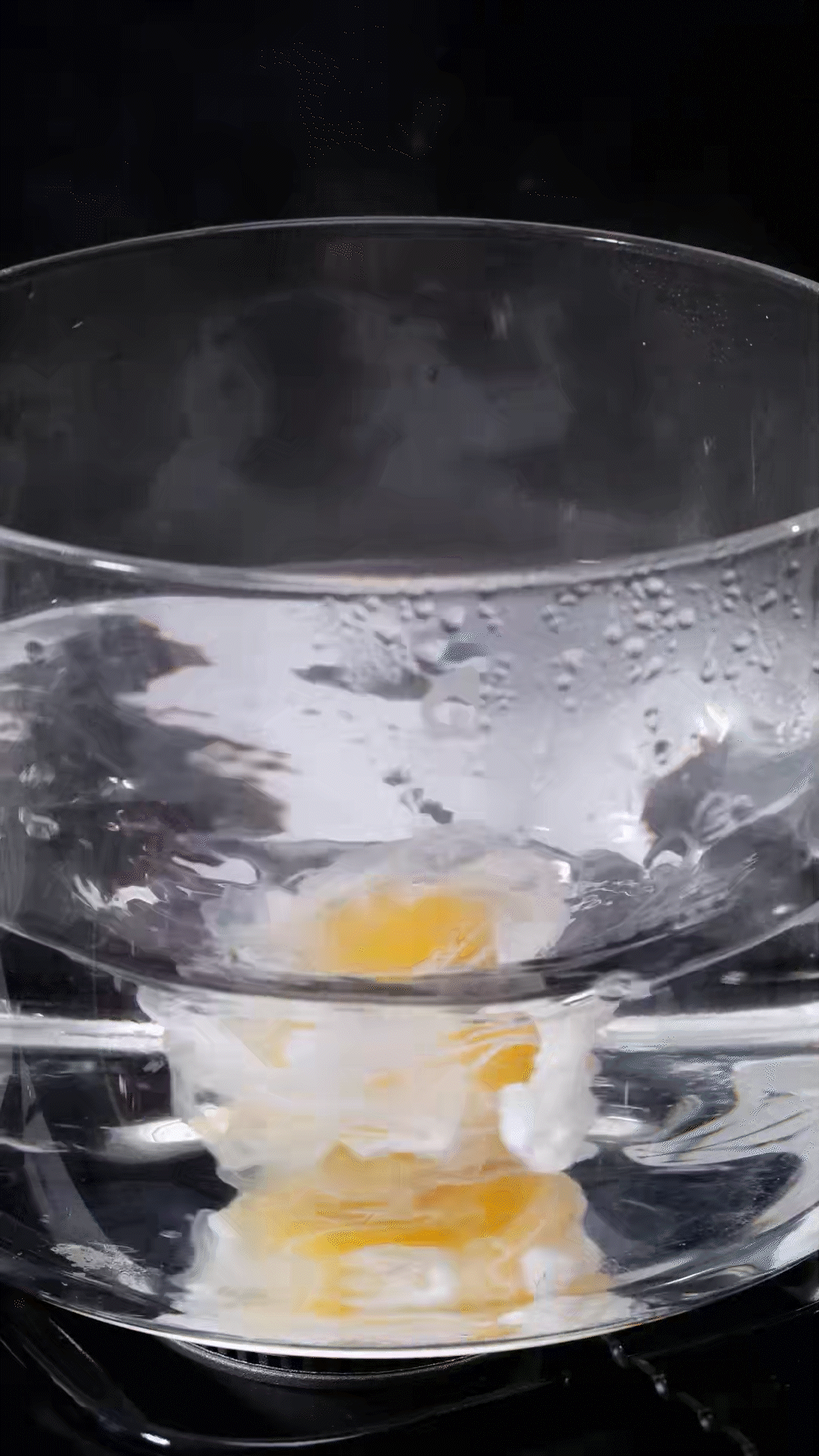 水開加入白醋和雞蛋，做成水波蛋
