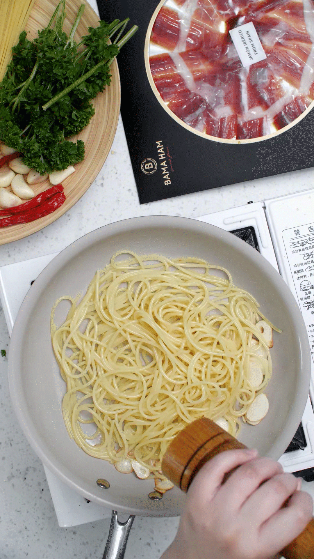 起鍋燒水，水開加入1勺橄欖油和1勺鹽，煮開后放入意面，水再次煮開后轉(zhuǎn)中小火，5號(hào)面約8-10分鐘
