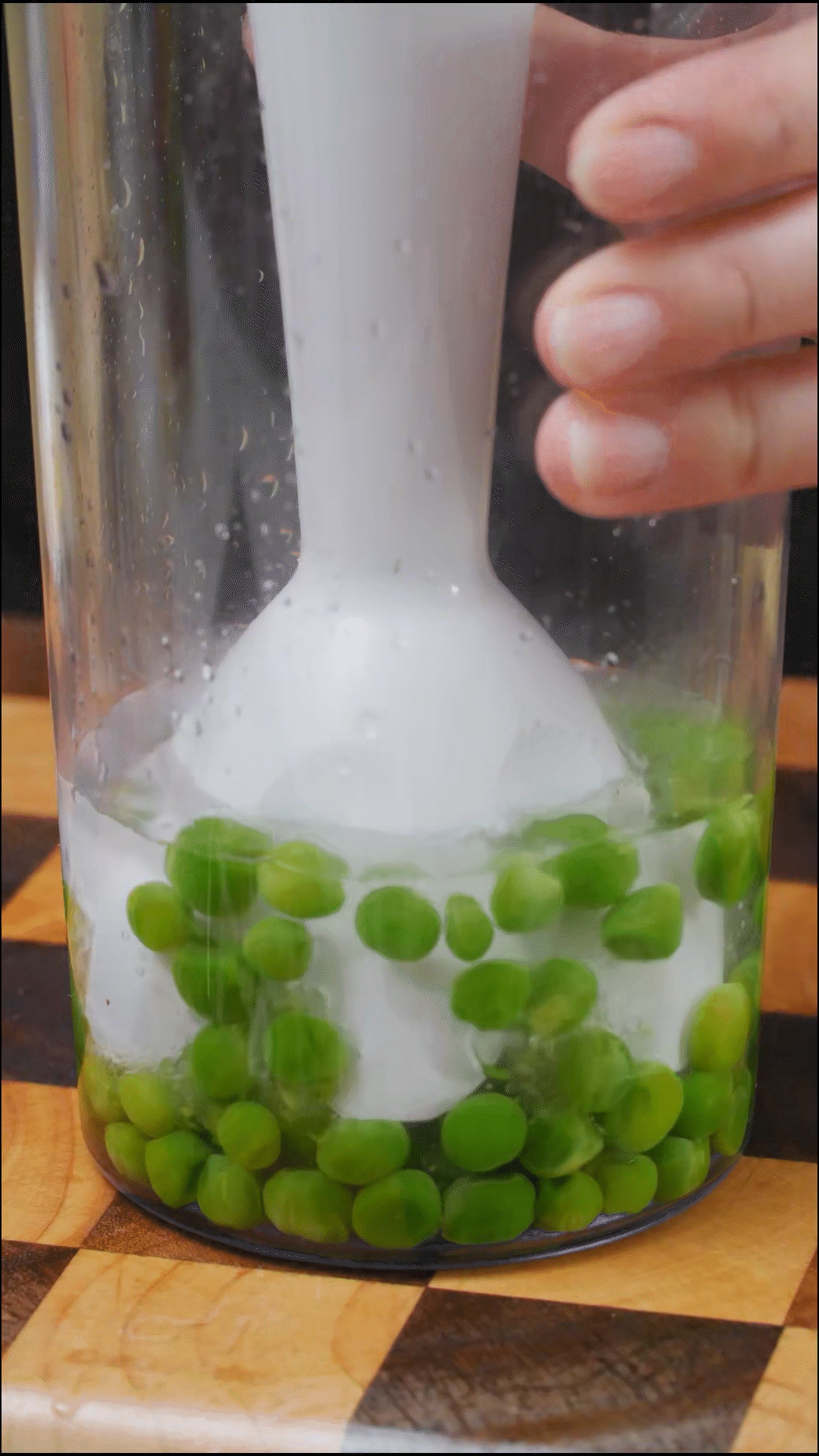 斷生的豌豆加水和大蒜，放入料理機(jī)打成糊狀
