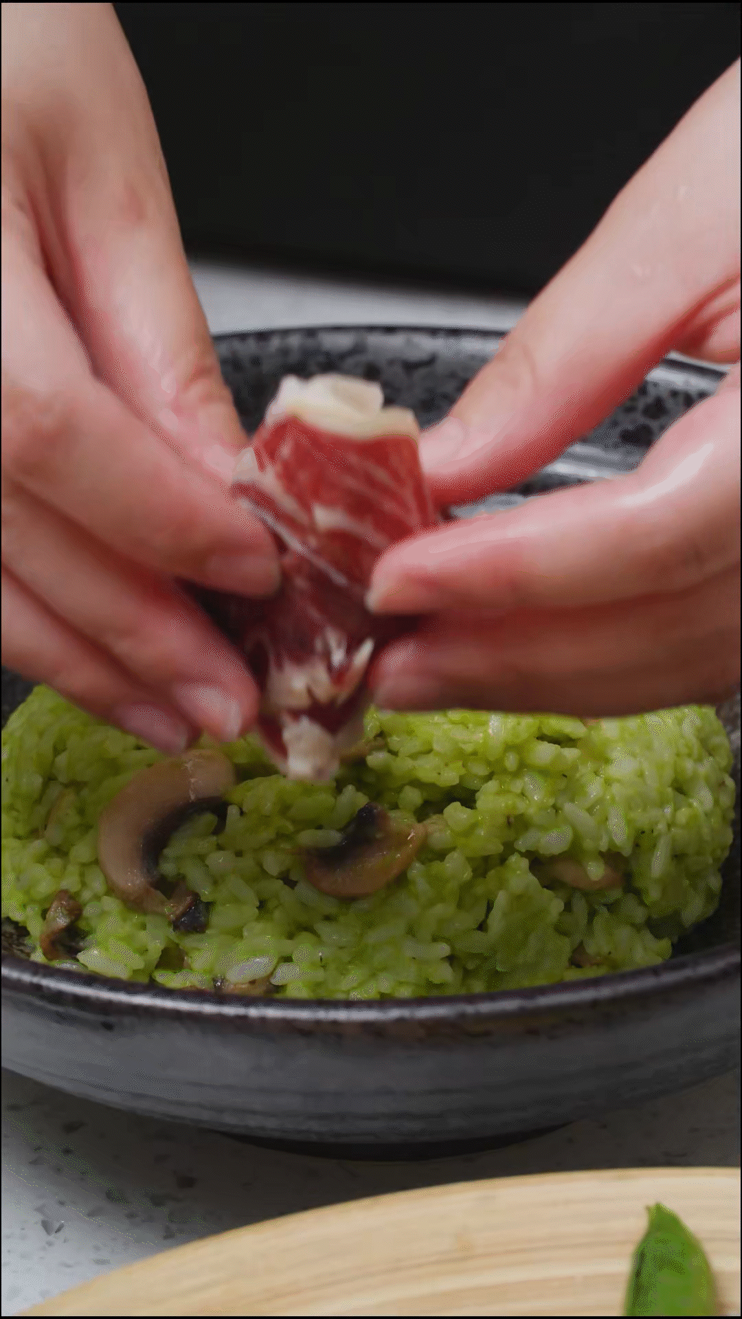 鍋中放入口蘑煎軟后，加一碗煮好的米飯
